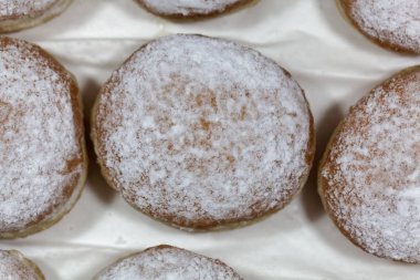 Krapfen pudra şekeri ile kaplı