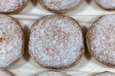 Krapfen pudra şekeri ile kaplı