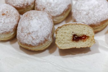Krapfen pudra şekeri ile kaplı