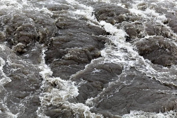 Поверхность бурлящей коричневой и грязной воды . — стоковое фото