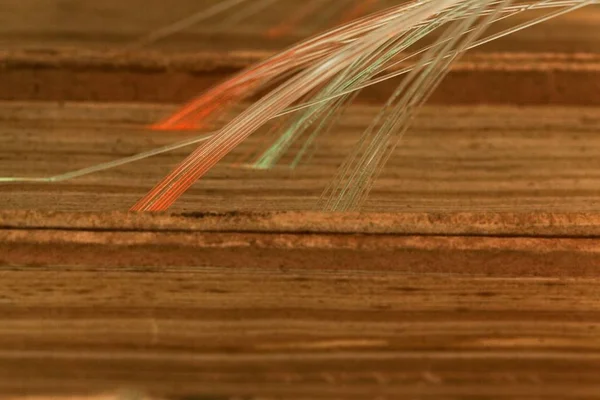 Cabos de fibra de vidro brilhantes conectados com livros antigos . — Fotografia de Stock