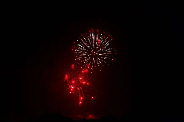 Fuegos artificiales con un cielo negro — Foto de Stock