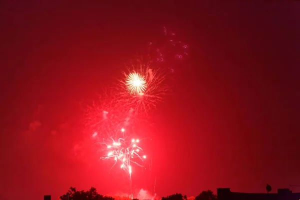 Feu d'artifice avec un ciel noir — Photo