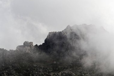 Korsika Restonica vadisinde bulutlar ile Dağlar