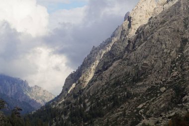 Korsika Restonica vadisinde bulutlar ile Dağlar