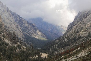 Korsika Restonica vadisinde bulutlar ile Dağlar