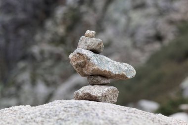 Gri granit taşlardan yapılmış Cairn.  