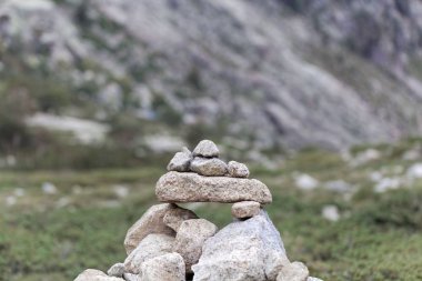 Gri granit taşlardan yapılmış Cairn.  