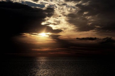 Korsika'da Ajaccio yakınlarındaki Akdeniz kıyısında gün batımı.