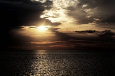 Korsika'da Ajaccio yakınlarındaki Akdeniz kıyısında gün batımı.