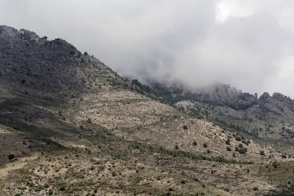 Góry z chmurami w środkowej Korsyce, Francja. — Zdjęcie stockowe