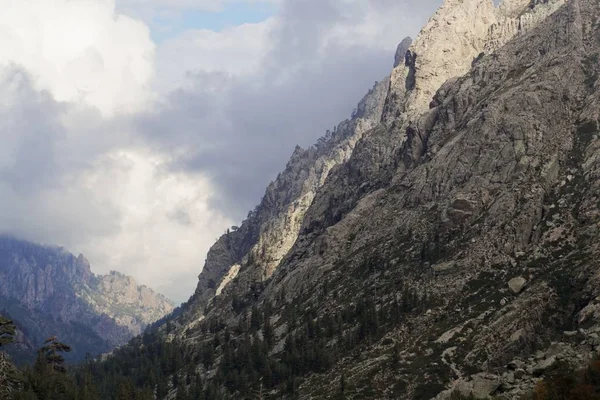 Montañas con nubes en el valle Restonica en Córcega —  Fotos de Stock