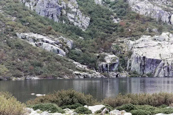 Vista sobre o Lac de Melo no vale de Restonica, na Córsega — Fotografia de Stock