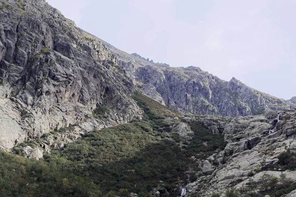 Montagne con nuvole nella valle della Restonica in Corsica — Foto Stock