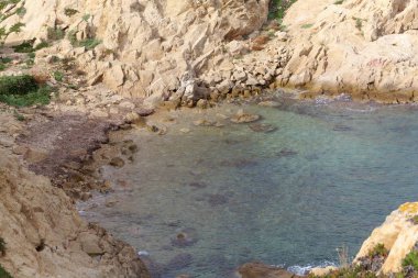 Ile Rousse yakınlarındaki Kuzey Korsika kıyılarında Kayalar.