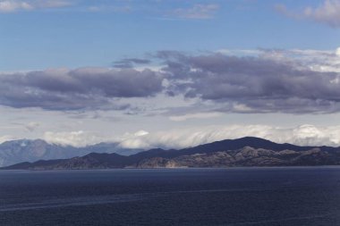 Ile Rousse yakınlarındaki Kuzey Korsika kıyısında Manzara.