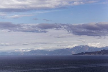 Ile Rousse yakınlarındaki Kuzey Korsika kıyısında Manzara.