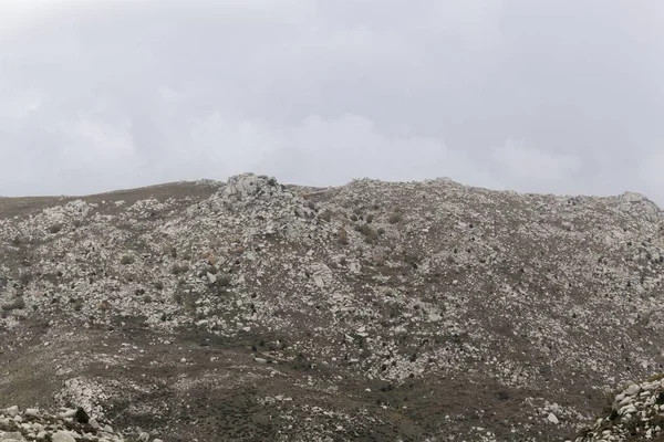 Na šířku na plošině Plateau de Coscione na Korsice, Francie. — Stock fotografie