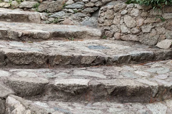 천연 건물 돌로 만든 고대 단계. — 스톡 사진