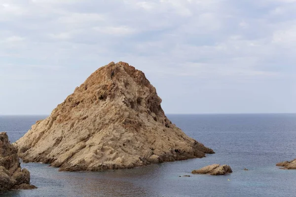 Скелі на узбережжі в північній частині Корсика біля Іль Русс. — стокове фото