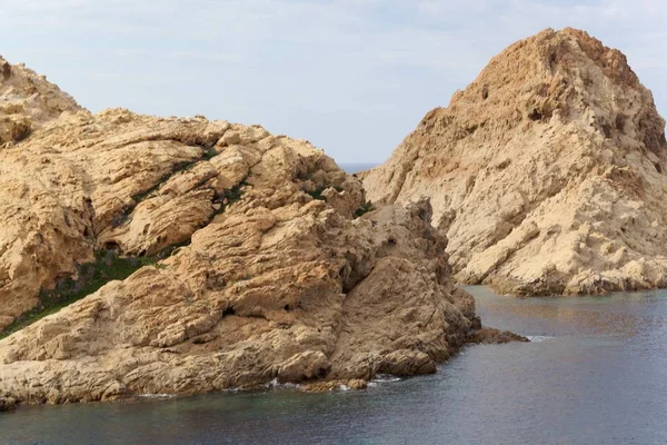 Скелі на узбережжі в північній частині Корсика біля Іль Русс. — стокове фото