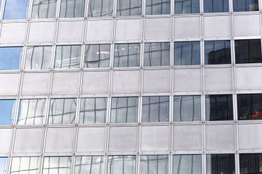 Bir iş gökdeleninin pencerelerinde yansımalar 