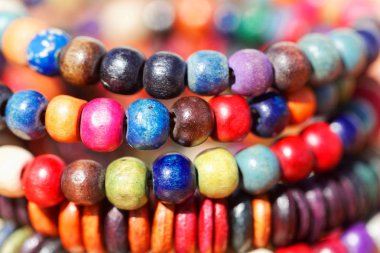 Farklı renkli ahşap boncuklar 