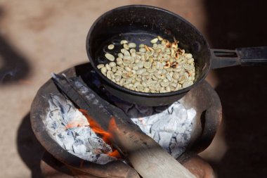 Açık ateşte kahve kavurma