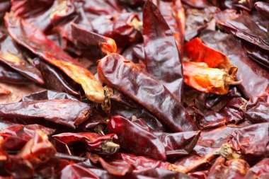 Hava kurutma için hazırlanan kırmızı biber meyveleri