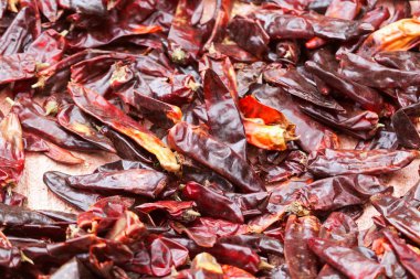 Hava kurutma için hazırlanan kırmızı biber meyveleri