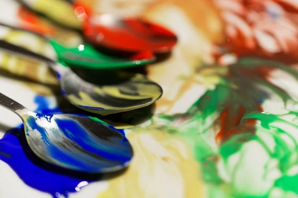 Colheres com cores diferentes para pintura — Fotografia de Stock