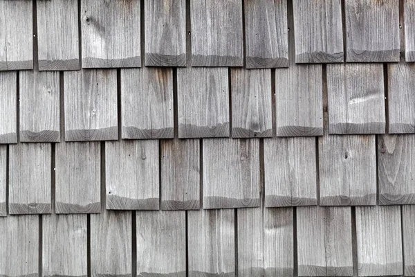 Holzklammern an einer Hauswand — Stockfoto
