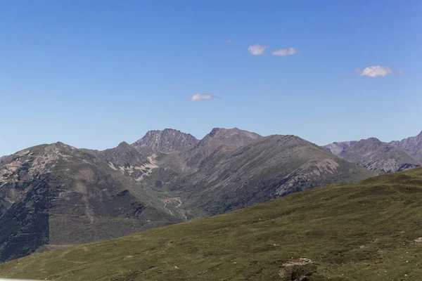 Landschaft am pas de la casa in andorra. — Stockfoto