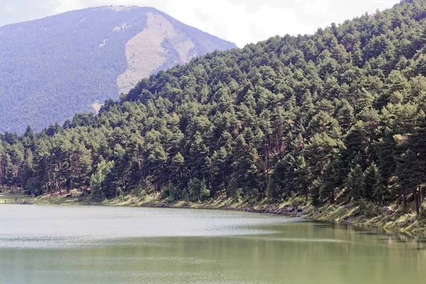 O lago Engolasters em Andorra — Fotografia de Stock