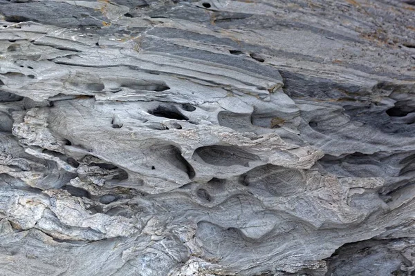 Superficie de una roca metamórfica gris envejecida . —  Fotos de Stock