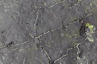 Brittany, Fransa 'daki bir petrol sızıntısından plajdaki katran minderi dokusu. 