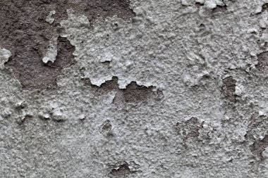 Gri beton yüzeyde eskimiş beyaz bir renk.. 