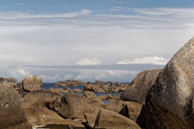 Kuzey Fransa, Brittany 'deki Plage du Phare plajında kayalar.. 