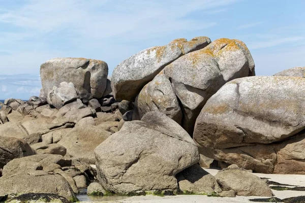 法国北部布列塔尼海滩上的岩石 — 图库照片