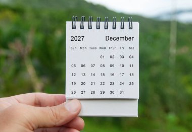 Aralık 2027 doğayla iç içe beyaz takvim. Tatil ve takvim kavramı.