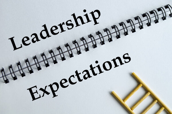 Ожидания руководства, ноутбук с иллюстрацией лестницы, символизирующие руководство, ответственность и влияние