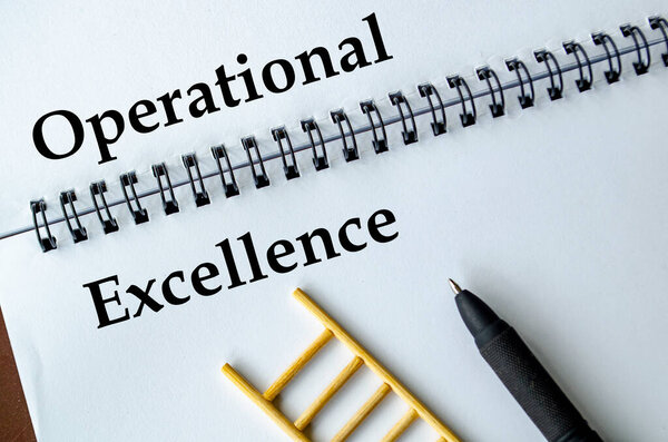 Operational Excellence, ноутбук с лестничной иллюстрацией, представляющей эффективность, улучшение и лучшую практику