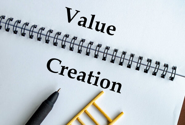 Создание ценности, ноутбук с иллюстрацией лестницы, представляющей инновации, рост и устойчивое воздействие