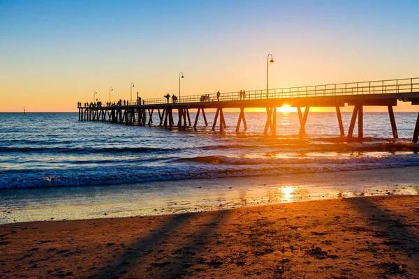 Persone Che Camminano Lungo Molo Glenelg Beach Tramonto Australia Meridionale — Foto Stock