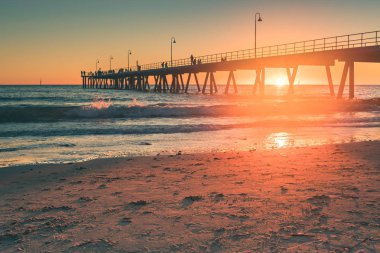 Glenelg Beach arka plan günbatımı, Güney Avustralya, iskelede ile