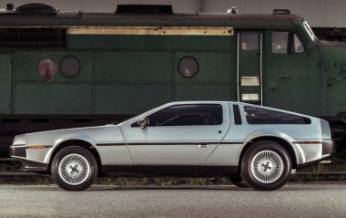Adelaide, Avustralya - 7 Eylül 2013: Street Tren yanındaki park efsanevi DeLorean'ı Dmc-12 paslanmaz çelik araba