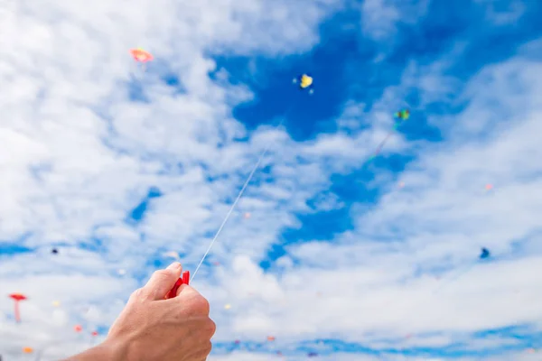 Menselijke Hand Met Reel Voor Het Lanceren Van Kite Lucht — Stockfoto