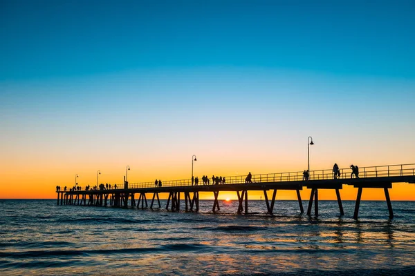 Pessoas Andando Longo Glenelg Beach Molhe Pôr Sol Austrália Sul — Fotografia de Stock