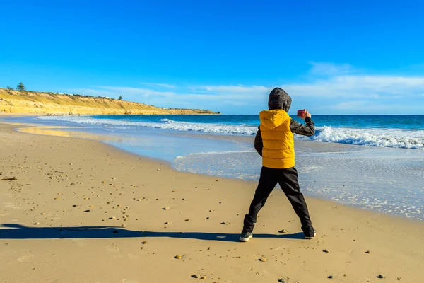 Niño Tomando Fotos Del Océano Desde Playa Port Willunga Sur —  Fotos de Stock