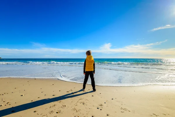 Lonely Boy Stojící Pláži Při Pohledu Oceánu Přemýšlet Něčem — Stock fotografie